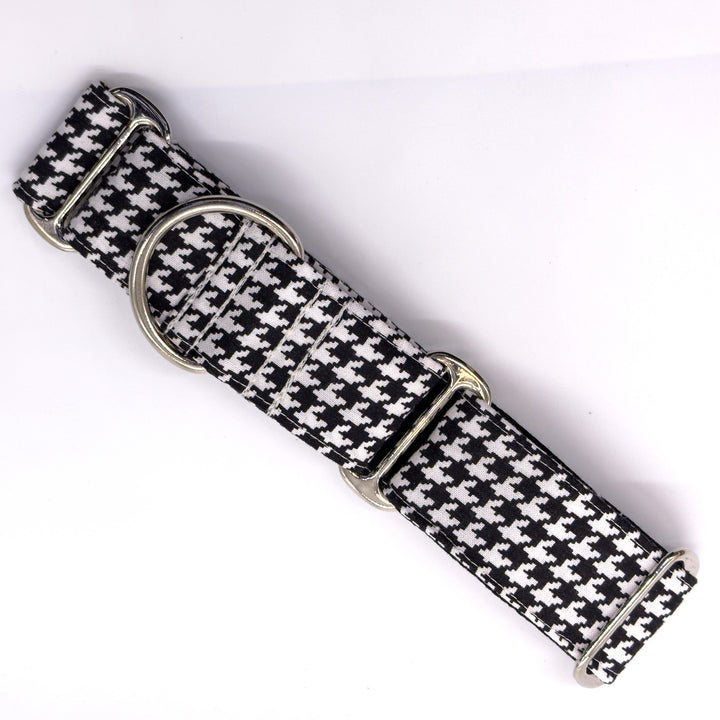 Black and white houndstooth martingale collar birds eye view