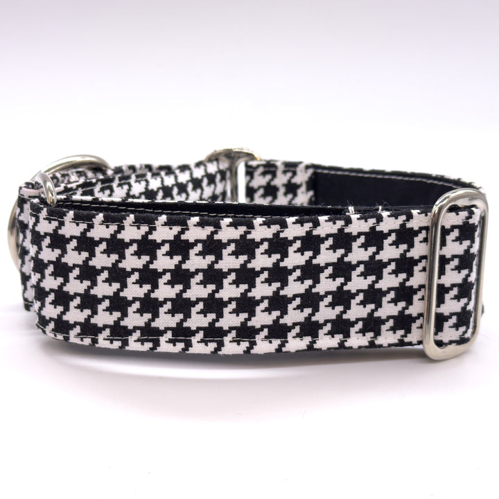 Side view of black and white herringbone martingale collar